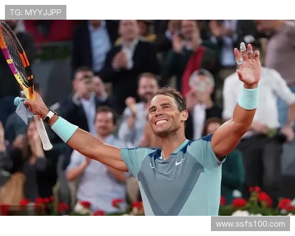 莱万奥尔莫伤愈复出重返训练全队拍打仪式热烈欢迎两大核心回归